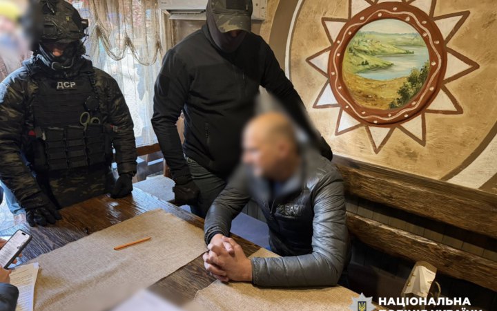 Правоохоронці затримали на хабарі $100 000 посадовця одного з департаментів «Укрзалізниці»