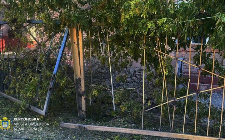 Росіяни скинули вибухівку з дрона на цивільного херсонця (доповнено)