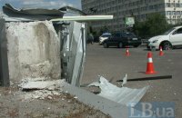 У Києві Skoda, протаранивши бетонний парапет, залетіла на АЗС