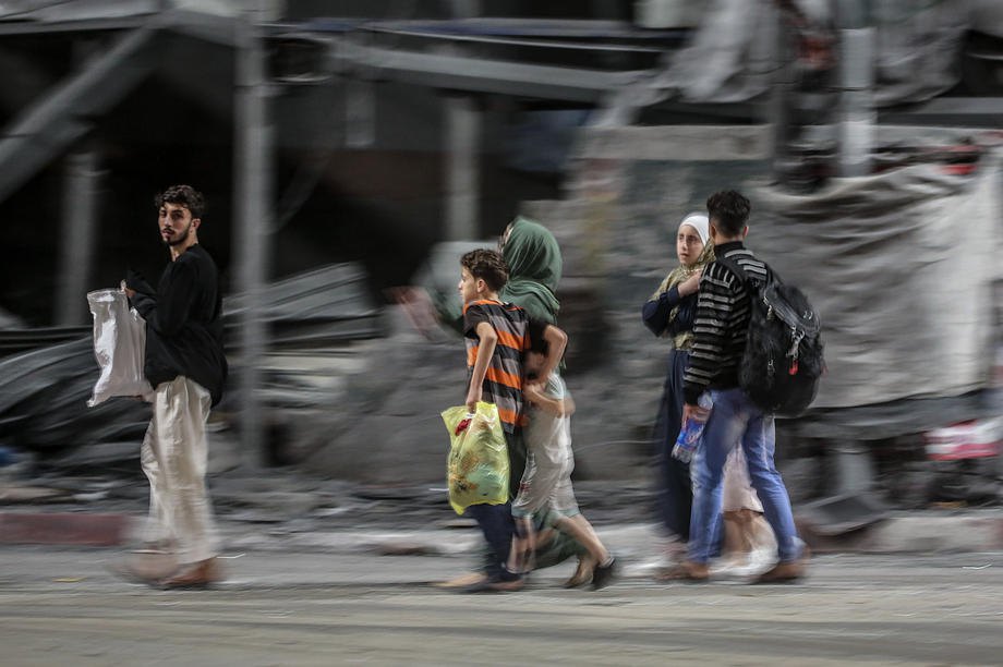 Палестинская семья покидает свой дом после обстрела, утро 14 мая
