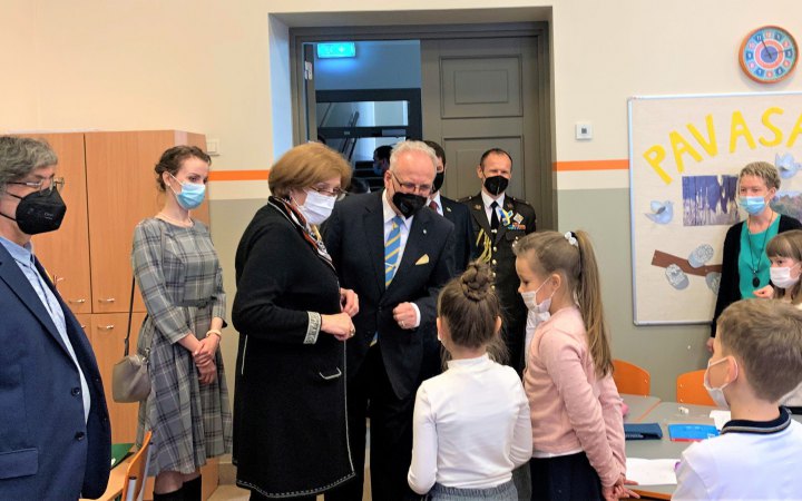 Президент Латвії відвідав Ризьку українську школу і дитсадок, у яких перебувають евакуйовані діти і вчителі з України