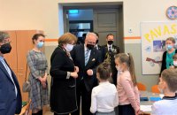 Президент Латвії відвідав Ризьку українську школу і дитсадок, у яких перебувають евакуйовані діти і вчителі з України