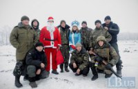 Дід Мороз і Снігуронька привітали українських військових під Лисичанськом