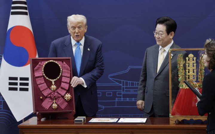 Трамп приїхав у Південну Корею, йому там вручили копію золотої корони і орден