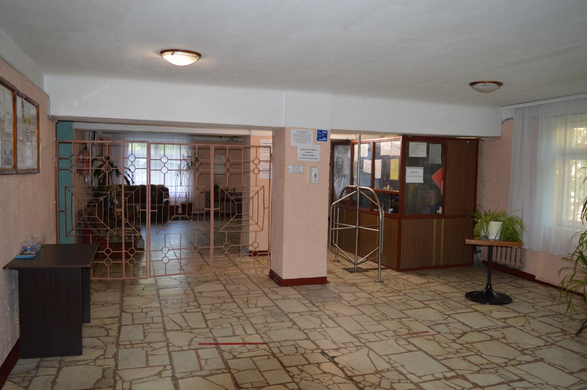 Прохідна гуртожитку-кампусу КНЕУ по вул. Марії Капніст у Києві.