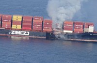 В Тихом океане возле берегов Канады загорелся корабль с химикатами