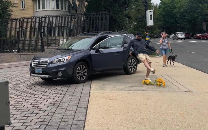 У Вашингтоні працівник російського посольства розтоптав соняшники, які туди принесли діти