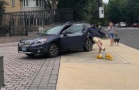 У Вашингтоні працівник російського посольства розтоптав соняшники, які туди принесли діти