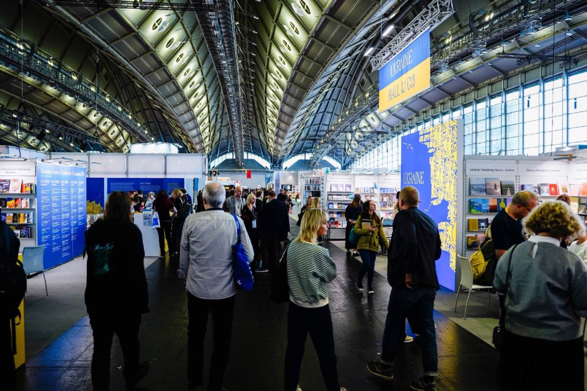 Відвідувачі українського стенда на Франкфуртському книжковому ярмарку 2026
