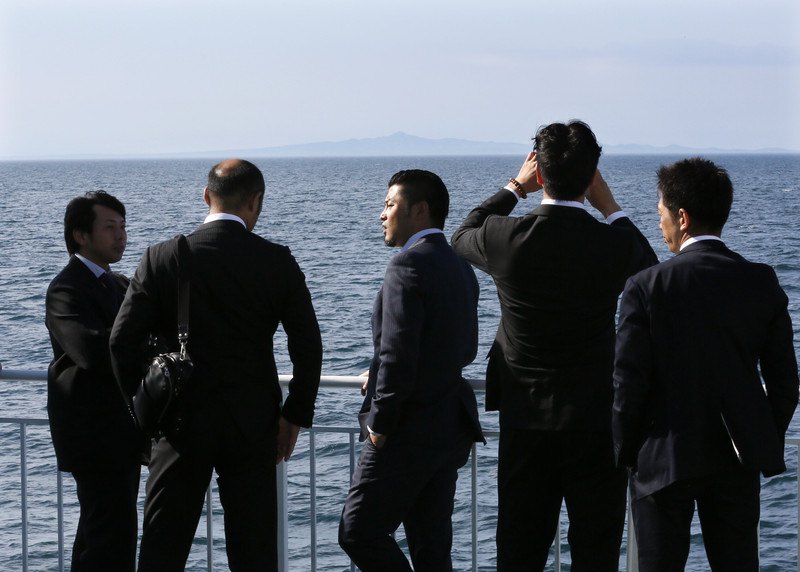 Японці дивляться на острів Курильських острів Кунашир з острова Хоккайдо, 13 липня 2013