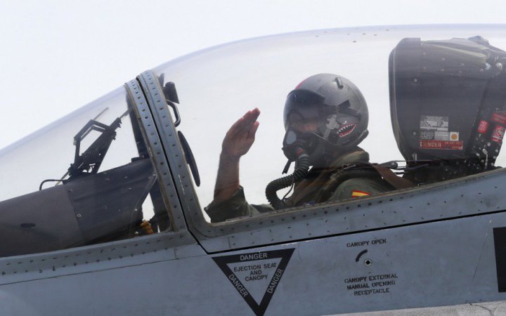 Українські пілоти найближчим часом пересядуть на справжні винищувачі F-16, – Ігнат