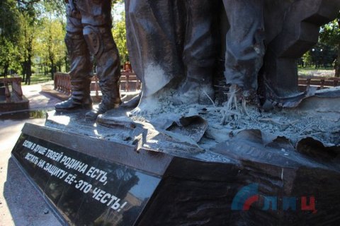 В Луганске повредили памятник боевикам "ЛНР"