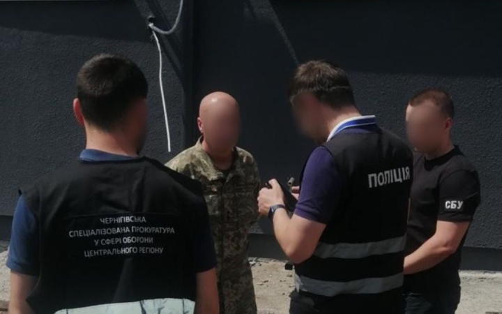 На Чернігівщині посадовця ТЦК підозрюють у сприянні в переведенні до тилової частини за 2 тисячі доларів
