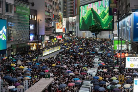 Поліція Гонконгу застосувала проти демонстрантів сльозогінний газ