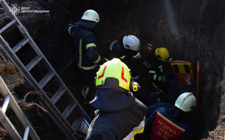 На Тернопільщині чоловік загинув через обвал грунту 