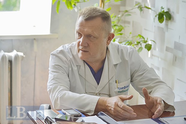 В Попаснянской больнице Александр Ковальчук одновременно хирург, заведующий хирургическим отделением и главврач