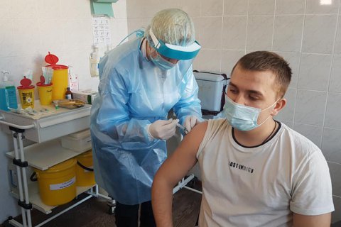 Минздрав надеется открыть центры вакцинации в крупных городах Украины летом