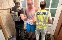 ​Київські поліцейські затримали зрадника, який на замовлення росіян підпалював релейні шафи