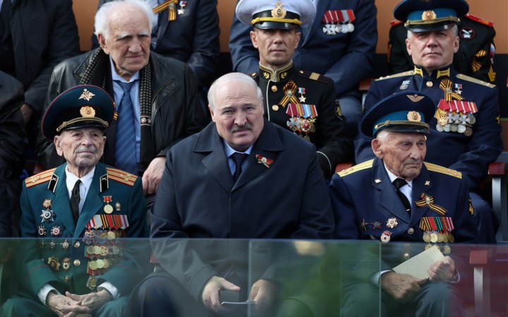 Лукашенко не з’являється на публіці від часу параду у Москві, − ЗМІ