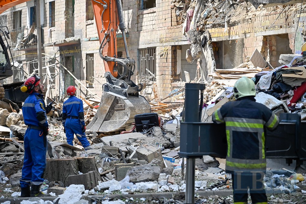 Рятувальники працюють на місці обстрілу багатоповерхівки у Шевченківському районі Києва 23 червня