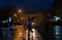 У Києві та області через російські обстріли запроваджують екстрені вимкнення світла