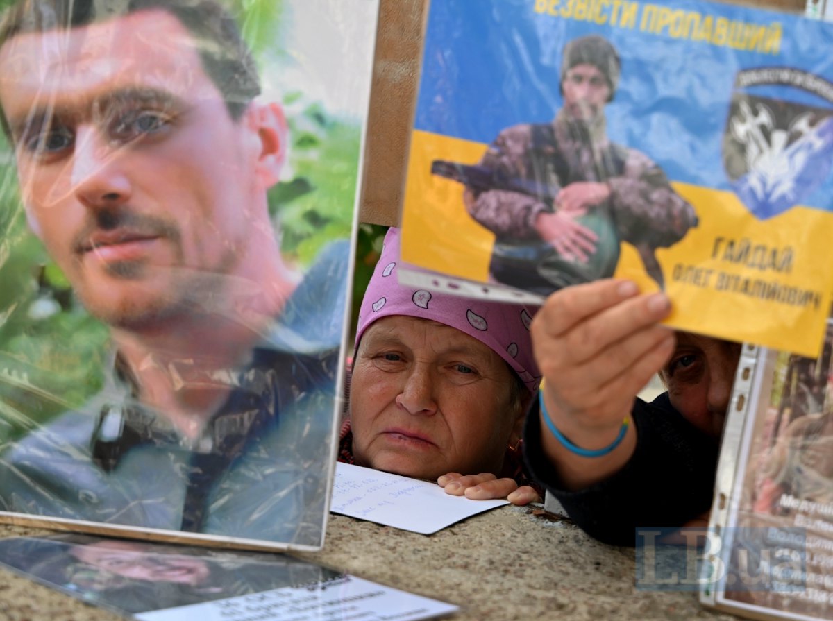 Родичі зниклих безвісти зустрічають воїнів з полону