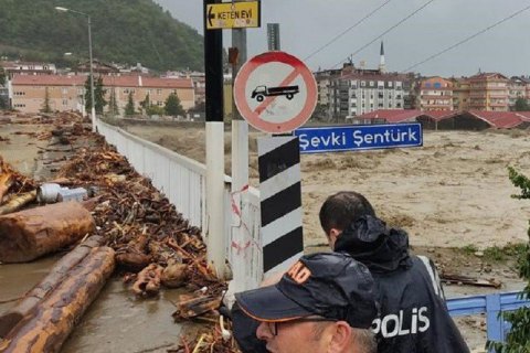 Жертвами наводнений на севере Турции стали 55 человек, Украина выразила соболезнования