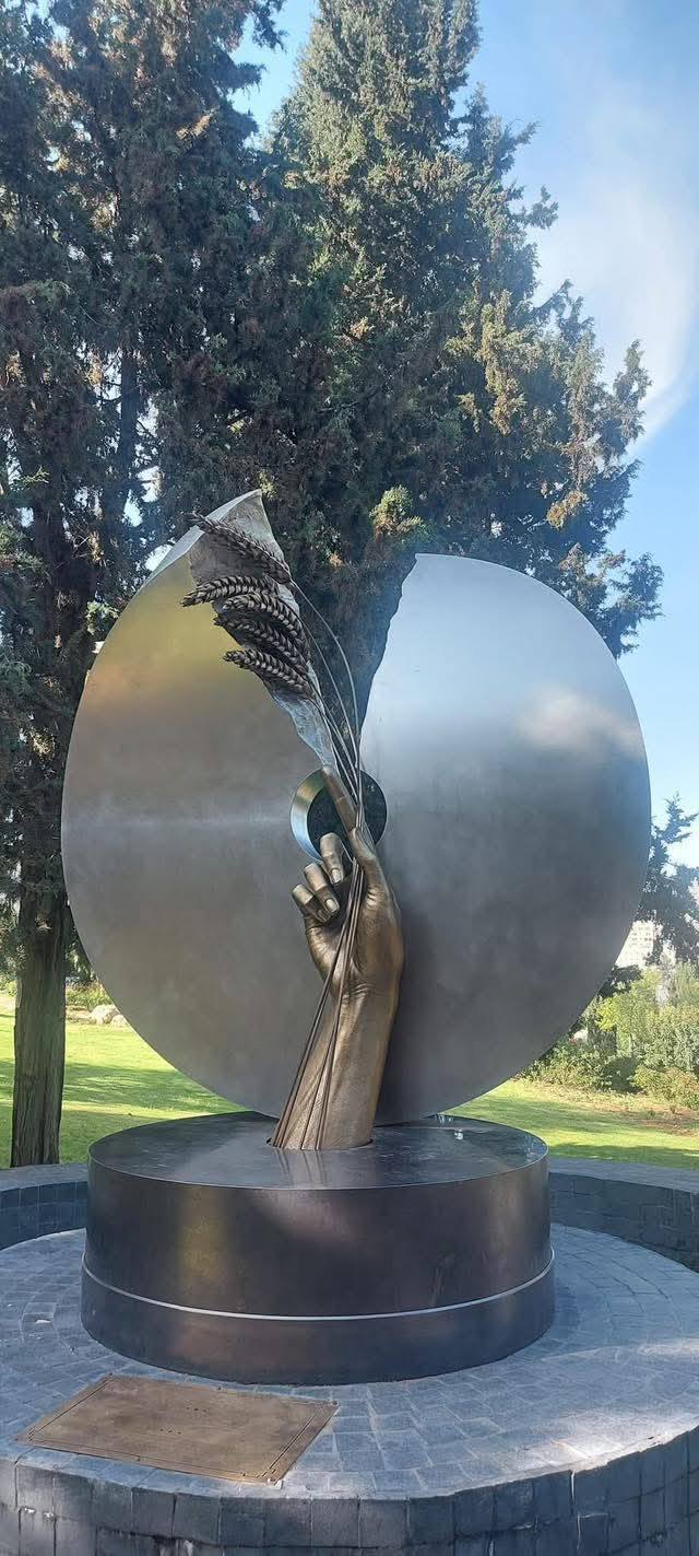 Пам'ятник жертвам Голодомору в Україні встановлений в Єрусалимі.