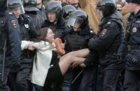 У Росії героїню фото з акції проти корупції оштрафували