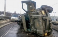 Из-за ДТП в Киеве перевернулся броневик КрАЗ Cougar