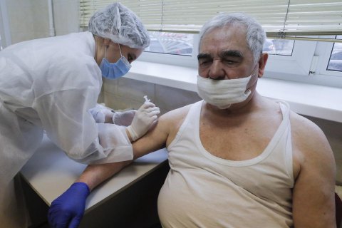 Более 403 тысяч украинцев получили прививки от COVID-19