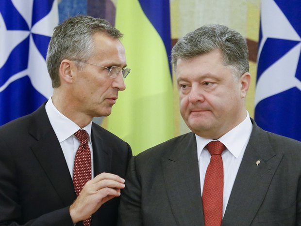 Президент Петр Порошенко и Генеральный секретарь НАТО Йенс Столтенберг во время встречи в Киеве, 22 сентября 2015 г.
