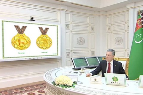 Президент Туркменістану затвердив дизайн медалей для собак та запровадив звання "Відважний алабай року" 