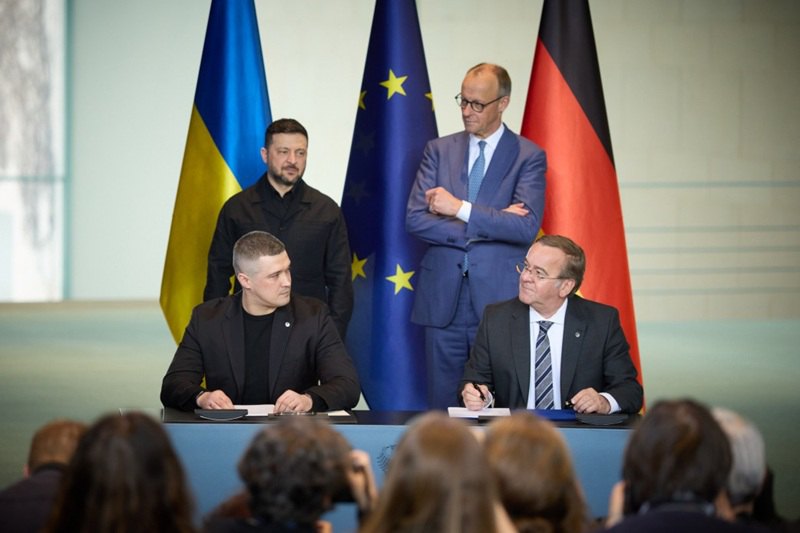 Декларація про стратегічне партнерство між Україною та Німеччиною закріплює перезапуск формату українсько-німецьких міжурядових консультацій на рівні Президента України та Федерального канцлера Німеччини після 22-річної паузи. Також закріплений формат регулярних консультацій між міністрами оборони та закордонних справ (формат 2+2).