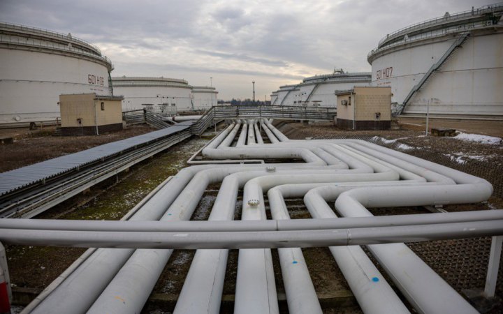 Угорщина і Словаччина очікують завтра на відновлення транзиту нафти "Дружбою"