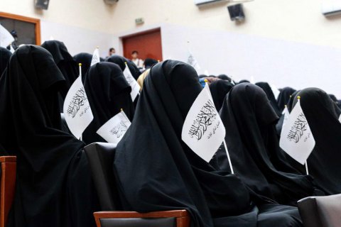 Талибы позволили женщинам высшее образование, но заявили об ограничениях
