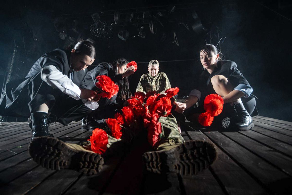 Репетиція вистави «Три швидкі та модні у цьому сезонi перукарки» .