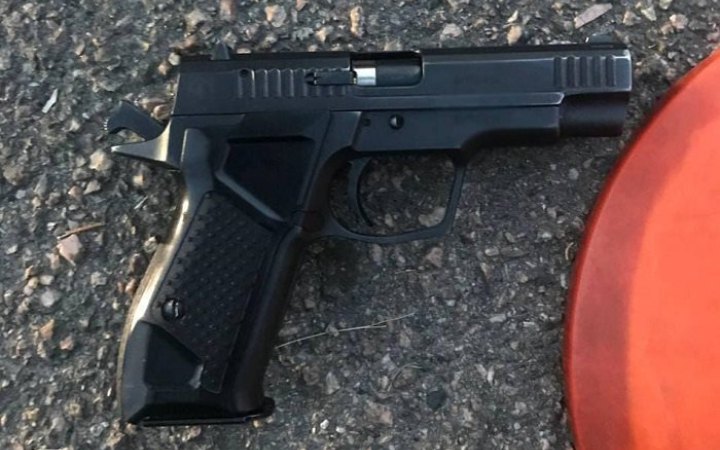 У Чернігові затримали чоловіка зі стартовим пістолетом, раніше повідомлялося про стрілянину