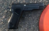 У Чернігові затримали чоловіка зі стартовим пістолетом, раніше повідомлялося про стрілянину