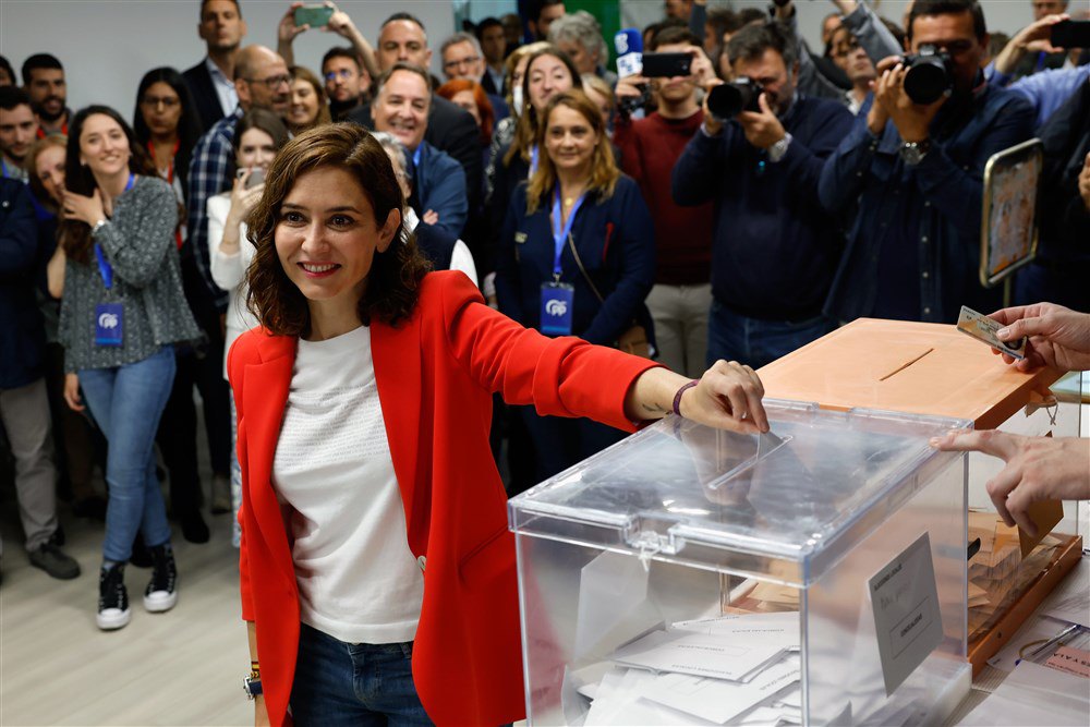 Ізабель Діас Аюсо голосує під час місцевих виборів у Мадриді, 28 травня 2023 року.
