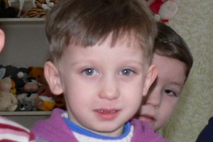 Маленький сирота нуждается в срочном лечении