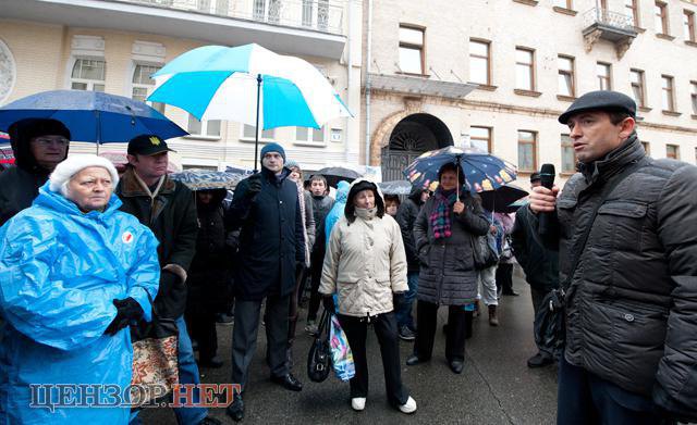  Виктор Романюк вместе с активистами во время пикета Администрации Президента с требованиями прекратить фальсификации на округе