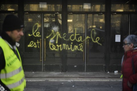 "Жовтим жилетам" заборонили протестувати біля Нотр-Дам де Парі