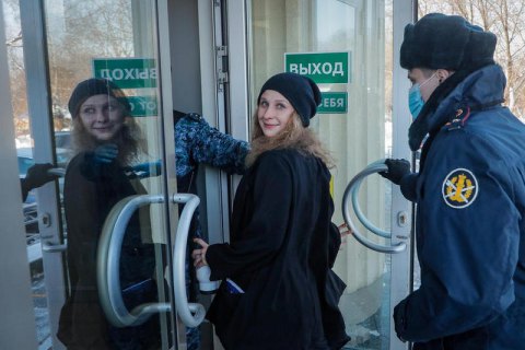 Учасницю Pussy Riot засудили до року обмеження волі за підтримку Навального