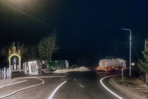 В Тернопольской области перевернулась автоцистерна с бензином, людей из близлежащих домов эвакуировали
