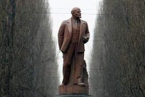 Неизвестные обезглавили памятник Ленину в Полтавской области