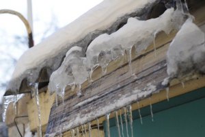 В центре Киева глыба льда убила женщину