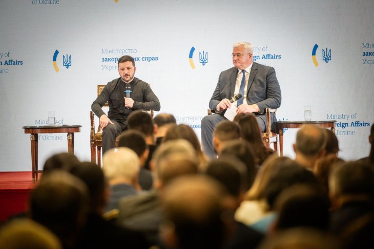Володимир Зеленський і Андрій Сибіга на нараді українських дипломатів у Києві, 21 липня 2025 року.