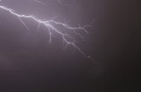 У Києві протягом найближчої години і до кінця доби очікують грозу та шквали