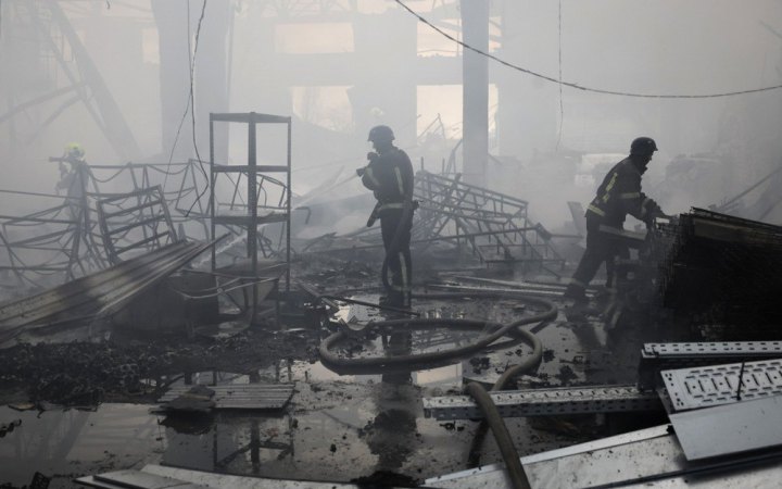 В Києві тривають пошуково-рятувальні роботи після російської ракетної атаки